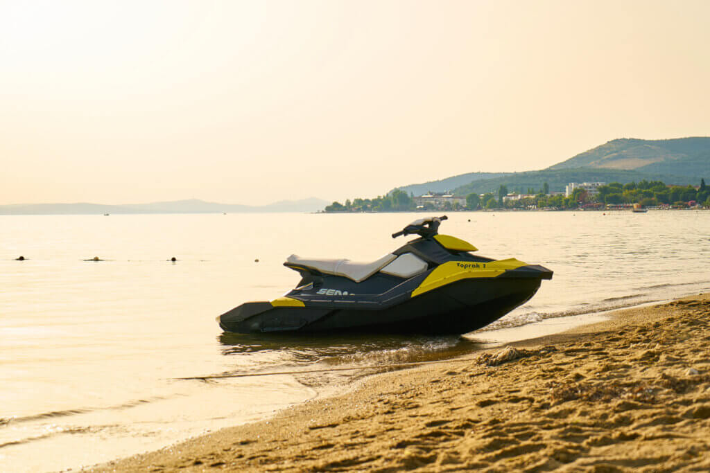 jet ski sur une plage 